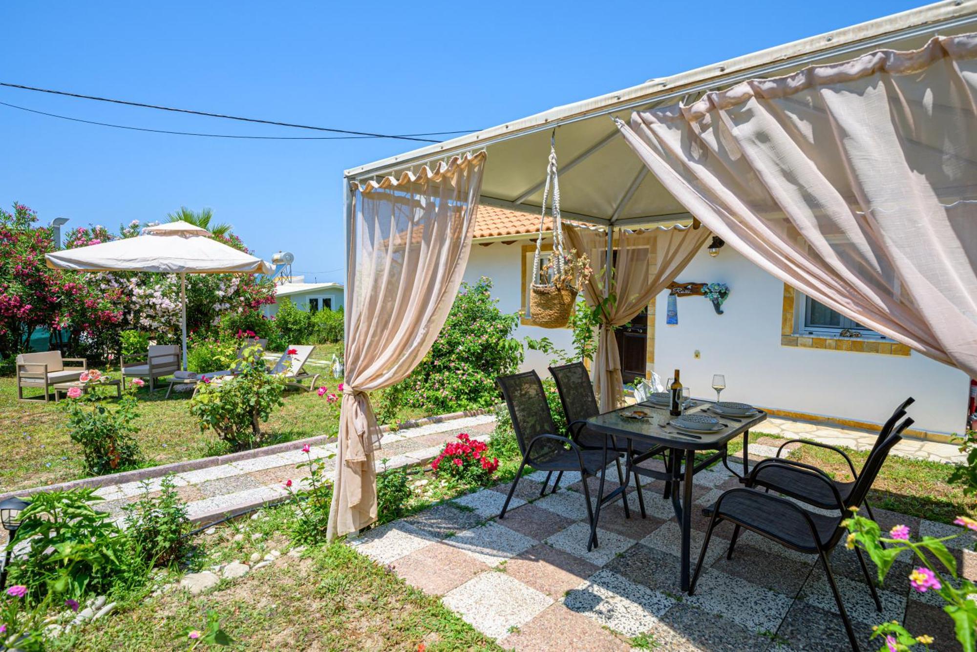 Elena's Seaside & Apartment *